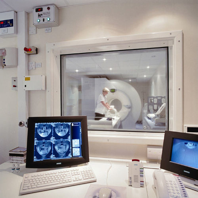 La sala di perforazione rf di Mri ha protetto la finestra con la struttura e Mesh Inside d'ottone