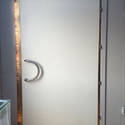 Dimensioni personalizzabili Porta schermata RF MRI in rame e ottone con frequenza di schermatura 14KHz-40GHz