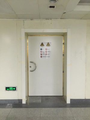 Porta della camera di risonanza magnetica con schermatura a foglio di rame e serrature elettromagnetiche o meccaniche