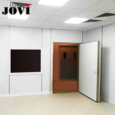 Le porte della sala MRI con pannelli e soglie ignifughi bianchi
