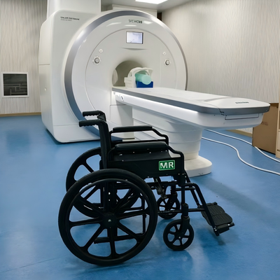 sedia a rotelle non magnetica con altezza del sedile di 50 cm, bracciole staccabili e ruote posteriori solide da 24 pollici per la sicurezza MRI
