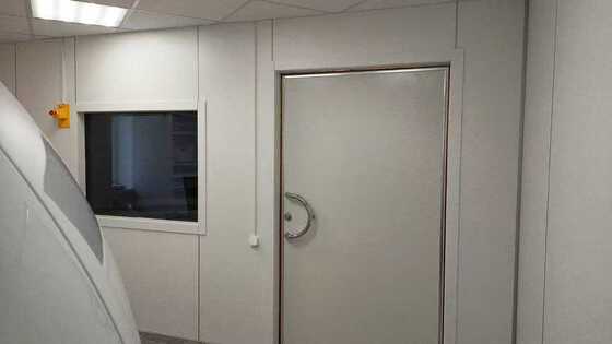 Porta blindata RF rivestita in polvere bianca con modello di apertura personalizzato e attenuazione RF di 100 dB