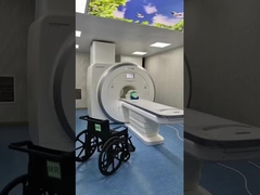 Sedia a rotelle piegante medica in Dott. Room di Mri Ct